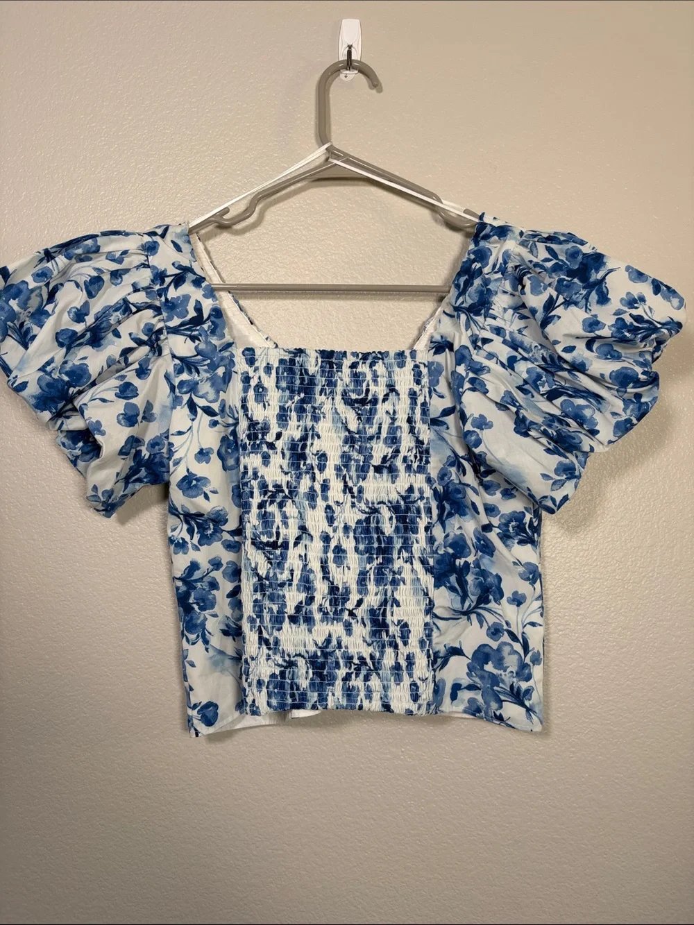 Abercrombie Puff Sleeve V Neck Blouse in White/Blue Floral - L